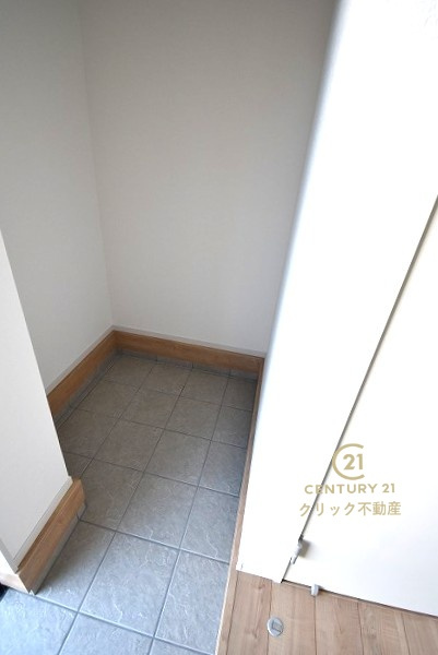 Grace　水戸市平須町　1期 　限定1棟！の玄関|玄関土間収納です。アウトドア用品、防災用品等を置くのもいいですね。