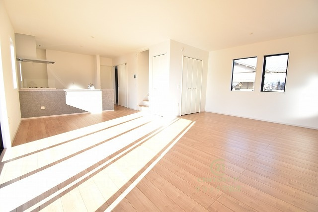 Grace　水戸市平須町　1期 　限定1棟！の居間・リビング|洗練された明るいLDK。カーテンやラグの色、質感、選ぶ家具などで雰囲気が変わりますので、お好みのインテリアを楽しみましょう♪リビング階段は家族が自然と顔を合わせる工夫です。