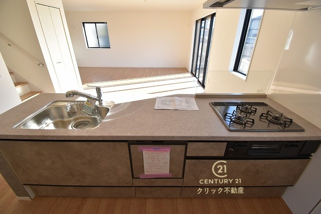 Grace　水戸市平須町　1期 　限定1棟！のキッチン|対面式システムキッチンは料理中や後片づけの間も会話が楽しめ、家族に一体感が生まれます。十分な広さのキッチンなら、家族での分担作業もはかどりそう！