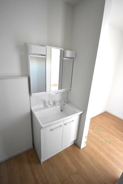 Grace　水戸市平須町　1期 　限定1棟！の独立洗面台|シャンプードレッサー付き洗面台は、広めで使いやすい、お手入れが楽なデザイン。写真右はリネン庫です。玄関側からも出入りできます。
