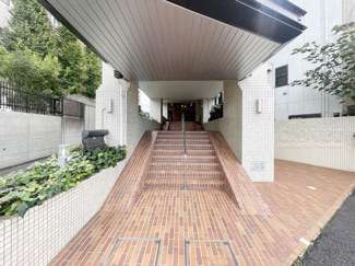 【エントランス】 | マンションの正面エントランス。出入りする人間を癒してくれるマンション入り口であり、その建物の「顔」でもあります。～即日のご見学可能～　お問合せはお気軽にどうぞ。
