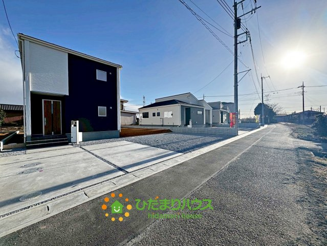 加須市南大桑　新築一戸建て　04　リーブルファインの前面道路含む現地写真