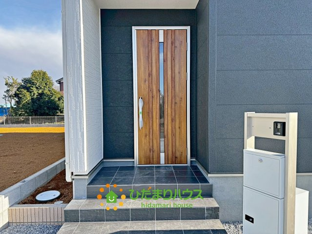 加須市南大桑　新築一戸建て　04　リーブルファインの玄関