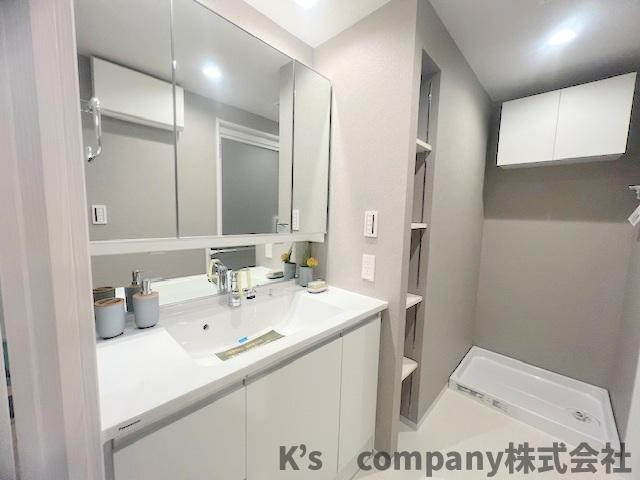 茅ヶ崎市本村4丁目　グラン・コート湘南茅ヶ崎の独立洗面台|三面鏡の内側には小物収納が充実しています◇