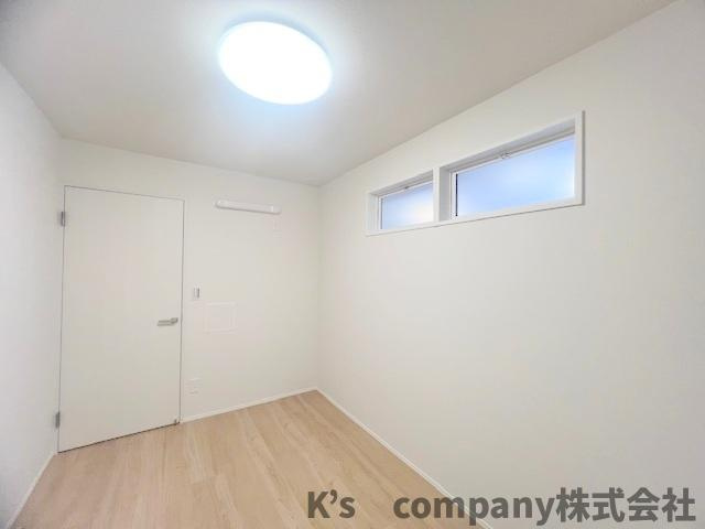 茅ヶ崎市本村4丁目　グラン・コート湘南茅ヶ崎の洋室|サービスルーム5帖◇リビングからの明るさが取り込まれます◇