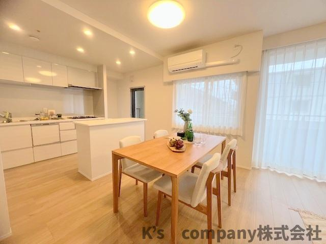 茅ヶ崎市本村4丁目　グラン・コート湘南茅ヶ崎の居間・リビング|明るい日差しが広い窓から降りそそぐ、温かみのあるLDKです◇
