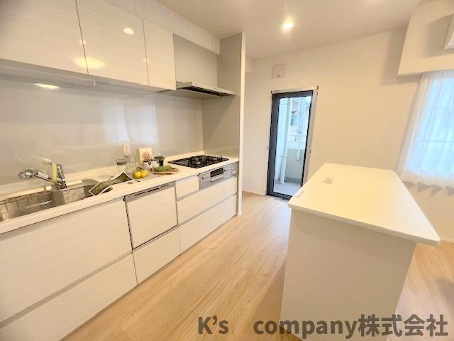 茅ヶ崎市本村4丁目　グラン・コート湘南茅ヶ崎のキッチン|システムキッチンとダイニングの間には作業スペースや、できたお料理などを置いたり、使い勝手の良いカウンターがあります◇