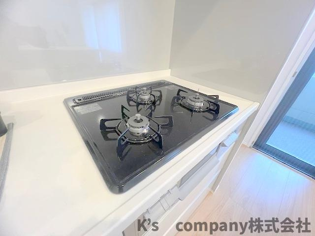 茅ヶ崎市本村4丁目　グラン・コート湘南茅ヶ崎のキッチン|三口ガスコンロでお料理の幅が広がります◇