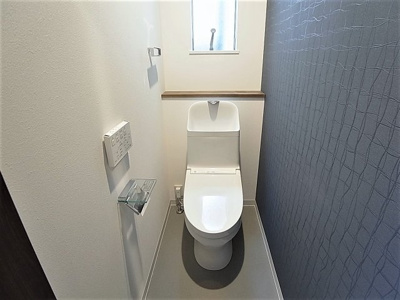 【トイレ】 | EXSONIA湊川 | 温水洗浄付きトイレ、小窓も完備