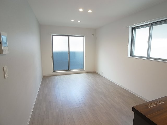 EXSONIA湊川の居間・リビング|天井高く開放感の有る広々明るいリビング