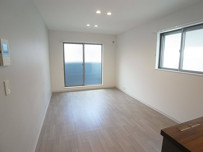 【居間・リビング】 | EXSONIA湊川 | 天井高く開放感の有る広々明るいリビング