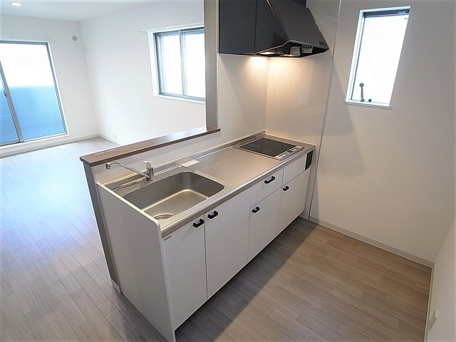 EXSONIA湊川のキッチン|人気の高いカウンターシステムキッチン、IH2口