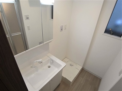 【洗面所】 | EXSONIA湊川 | シャワー付きの独立洗面、3面鏡になっています