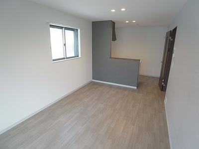 【居間・リビング】 | EXSONIA湊川 | 角部屋で側面に窓が有り風通しも良好