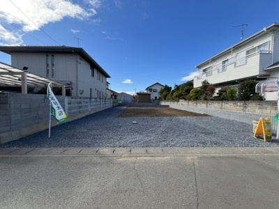 【前面道路含む現地写真】 | 【本庄市南第1期　現地外観】
※令和7年11月時点