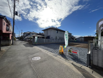 【前面道路含む現地写真】 | 【本庄市南第1期　現地外観】
※令和7年11月時点