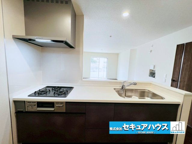 【同施工物件ご案内可能】東海市加木屋町三ツ池 全2棟の内観：施工例|【玄関イメージ】
◆光が差し込み明るいです。気分も晴れやかになりますね。
◆玄関には、収納力のあるシューズボックスがございます。玄関まわりがすっきり片付きます。　