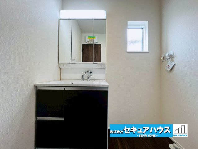 【同施工物件ご案内可能】東海市加木屋町三ツ池 全2棟の内観：施工例|【LDKイメージ】
◆家族揃ってリビングで過ごすお休みの日が、楽しみになる場所となることでしょう。
対面式のオープンキッチンは、家事をしながら家族の様子が一目でわかる安心＆便利設備♪