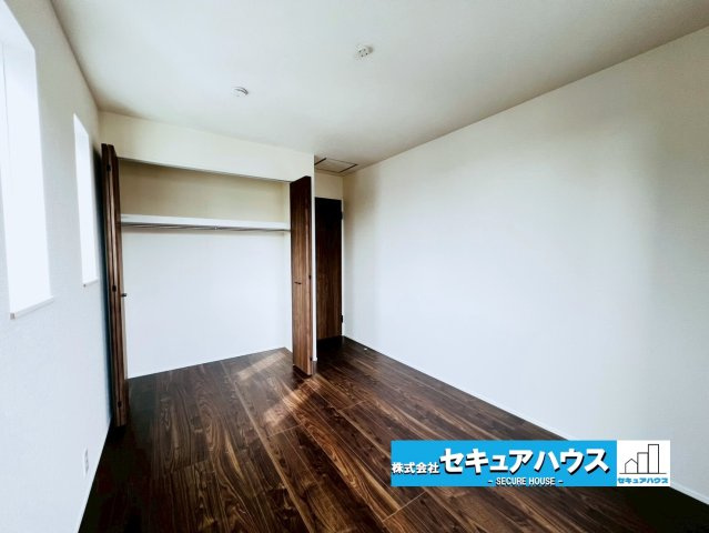 【同施工物件ご案内可能】東海市加木屋町三ツ池 全2棟の内観：施工例|【洗面台イメージ】
◆鏡の裏にはたっぷりと収納スペースを標準装備！
◆電源を付属しているのでドライヤーなど利用できます。