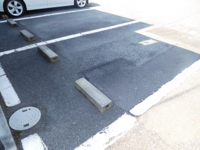 揖保郡太子町東南のハイツの駐車場