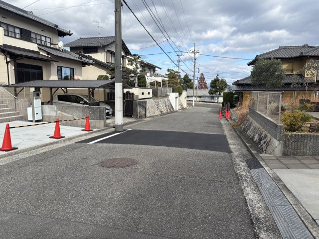 廿日市阿品4丁目の前面道路含む現地写真|前面道路は広く車の出し入れもスムーズ。落ち着いた住環境で安心して暮らせます。