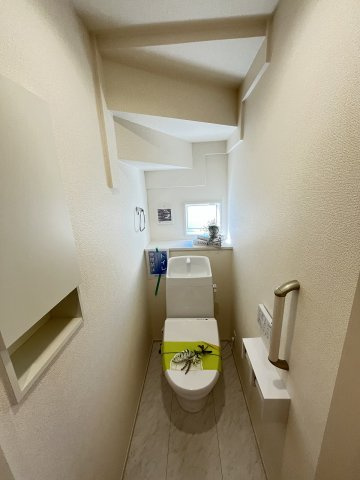 【内装】 | 糟屋郡志免町王子2丁目　1号棟（全8棟）【仲介手数料無料・0円】 | 施工例。1階のトイレです。施工例は完成時と異なる場合があります。