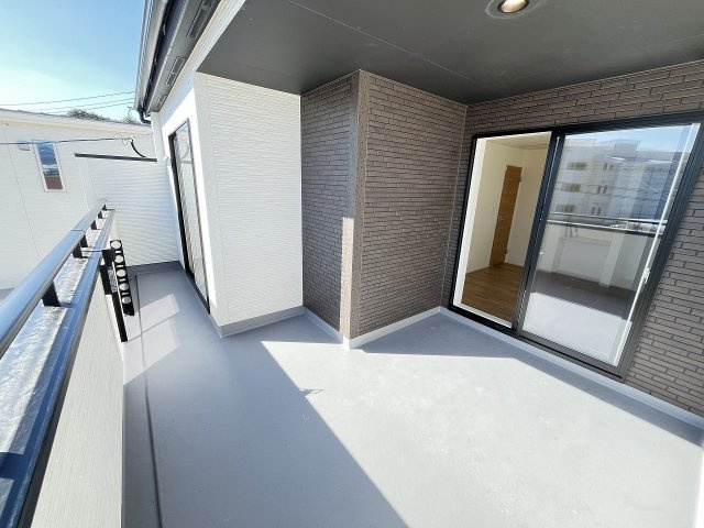 【バルコニー】 | 糟屋郡志免町王子2丁目　1号棟（全8棟）【仲介手数料無料・0円】 | 施工例。施工例は完成時と異なる場合があります。