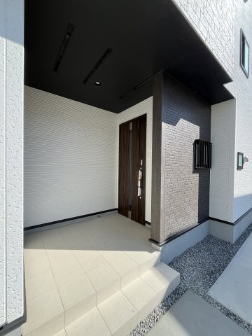 【玄関】 | 糟屋郡志免町王子2丁目　1号棟（全8棟）【仲介手数料無料・0円】 | 施工例。施工例は完成時と異なる場合があります。