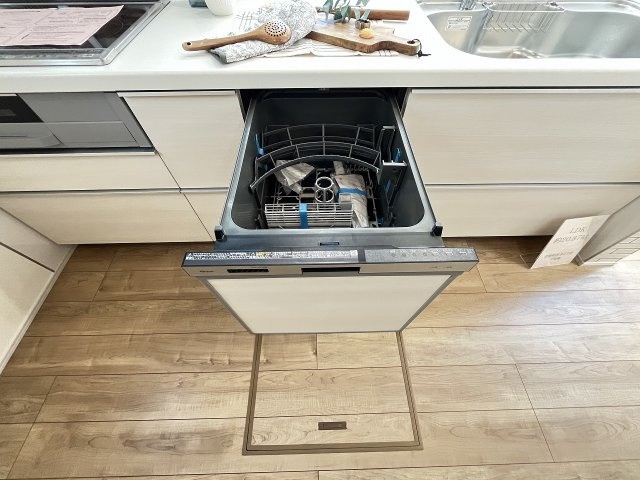 【キッチン】 | 糟屋郡志免町王子2丁目　1号棟（全8棟）【仲介手数料無料・0円】 | 施工例。施工例は完成時と異なる場合があります。