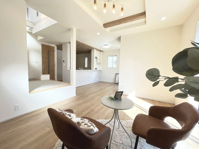 【内装】 | 糟屋郡志免町王子2丁目　1号棟（全8棟）【仲介手数料無料・0円】 | 施工例。リビングです。施工例は完成時と異なる場合があります。