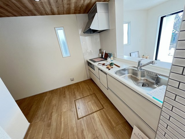 【キッチン】 | 糟屋郡志免町王子2丁目　1号棟（全8棟）【仲介手数料無料・0円】 | 施工例。施工例は完成時と異なる場合があります。