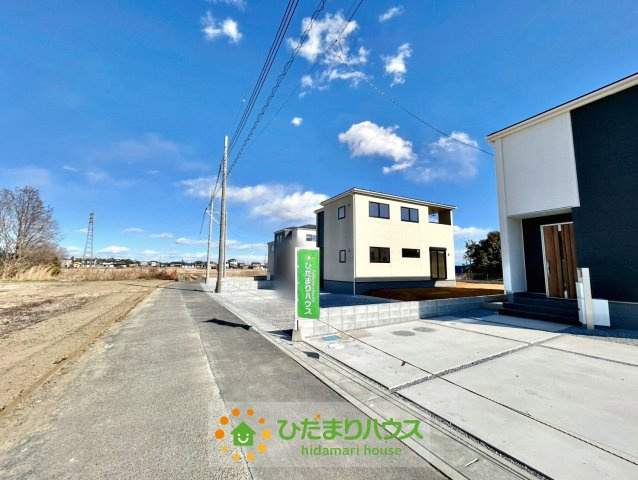 加須市南大桑　新築一戸建て　05　リーブルファインの前面道路含む現地写真