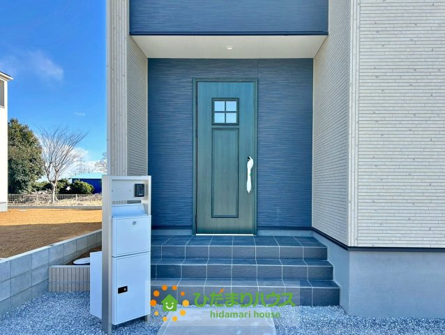 加須市南大桑　新築一戸建て　05　リーブルファインの玄関