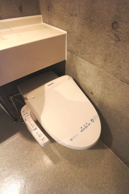 アルシェドゥ　角部屋　オートロック　二面採光のトイレ