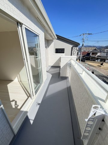 【バルコニー】 | 糟屋郡志免町王子2丁目　2号棟（全8棟）【仲介手数料無料・0円】 | 現地写真。