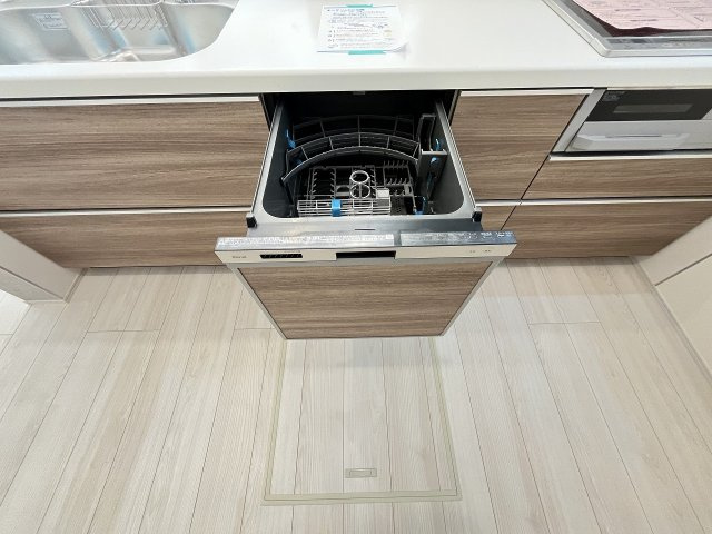 【キッチン】 | 糟屋郡志免町王子2丁目　2号棟（全8棟）【仲介手数料無料・0円】 | 現地写真。食洗器が付いてます。