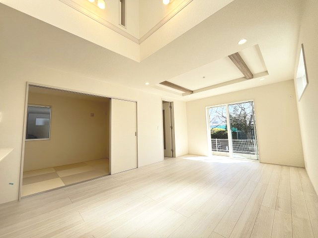 【居間・リビング】 | 糟屋郡志免町王子2丁目　2号棟（全8棟）【仲介手数料無料・0円】 | 現地写真。リビングです。