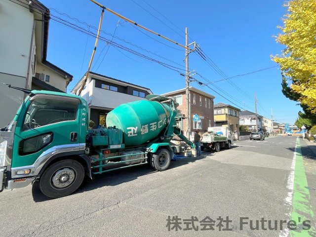 吉川市中曽根2丁目　新築戸建　全1棟の前面道路含む現地写真|前面道路含む現地写真です。