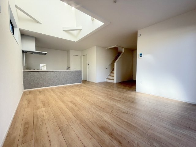 吉川市中曽根2丁目　新築戸建　全1棟の居間・リビング|コミュニケーションの取れるリビングイン階段