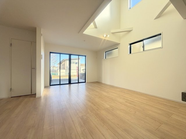 吉川市中曽根2丁目　新築戸建　全1棟の居間・リビング|上部吹抜で明るく開放的なリビング
