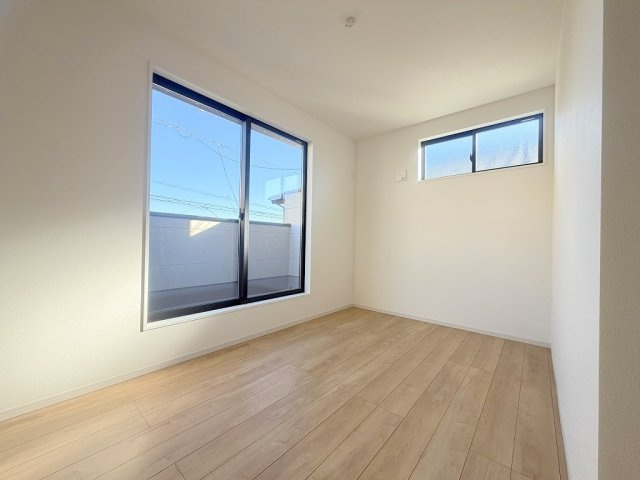 吉川市中曽根2丁目　新築戸建　全1棟の洋室|バルコニーに面した明るい洋室6.1帖