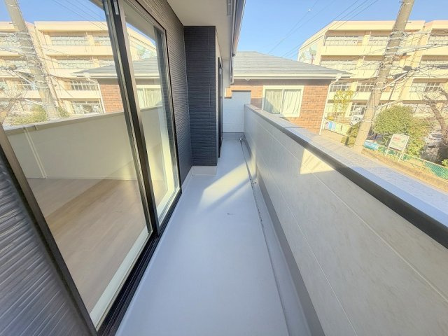 吉川市中曽根2丁目　新築戸建　全1棟のバルコニー|東向きのバルコニー