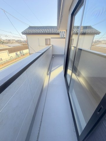 吉川市中曽根2丁目　新築戸建　全1棟のバルコニー|東向きのバルコニー