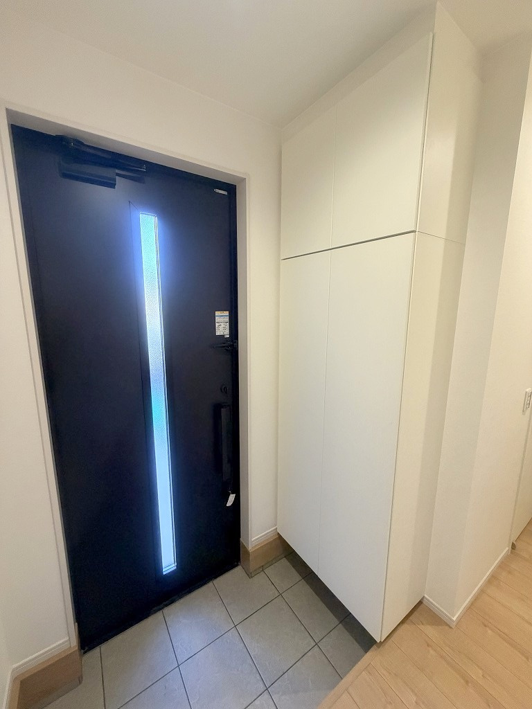 吉川市中曽根2丁目　新築戸建　全1棟の玄関|トールタイプのシューズボックスでたっぷり収納出来ます