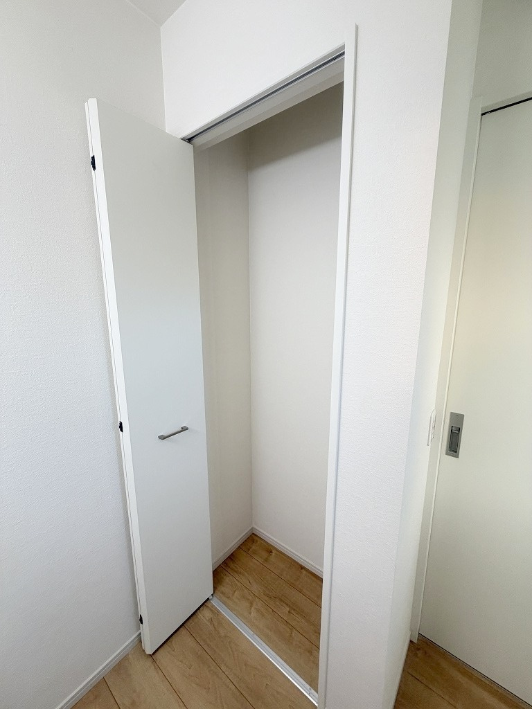 吉川市中曽根2丁目　新築戸建　全1棟の収納|タオルや洗剤のストック品の収納にも便利な洗面所の収納です