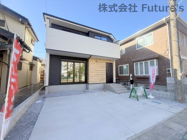 吉川市中曽根2丁目　新築戸建　全1棟の外観|東側約8ｍの広々とした前面道路で駐車もラクラクです