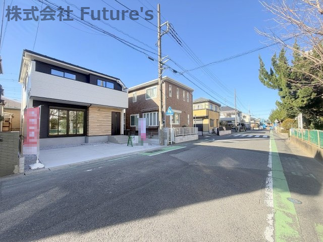 吉川市中曽根2丁目　新築戸建　全1棟の前面道路含む現地写真|前面道路含む現地写真です。