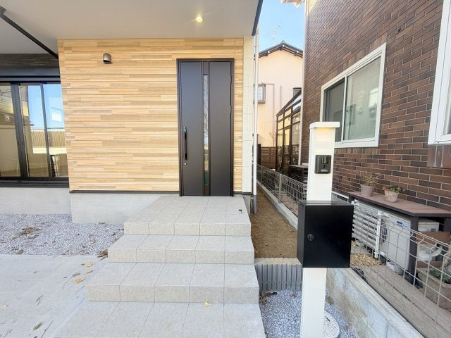 吉川市中曽根2丁目　新築戸建　全1棟のエントランス|玄関アプローチ