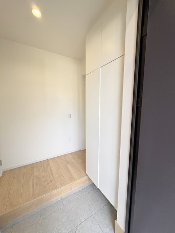 吉川市中曽根2丁目　新築戸建　全1棟の玄関|同施工会社の参考写真になります。