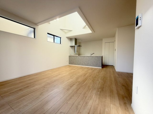 吉川市中曽根2丁目　新築戸建　全1棟の居間・リビング|ソファやダイニングセットを置いてもゆとりのある20.5帖の広々リビングです